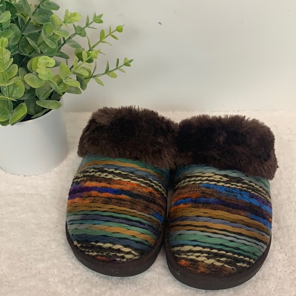 LAMO woman’s brown multi color pattern slippers size M (7 - see chart) - Picture 2 of 9
